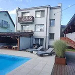 Z Basenem Rum i privatbostad *